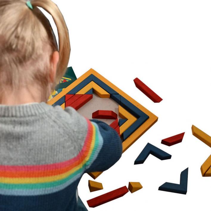 Modularix Quixi - Spiel - 34 farbig gewachsten Bauelemente mit Legeplatte