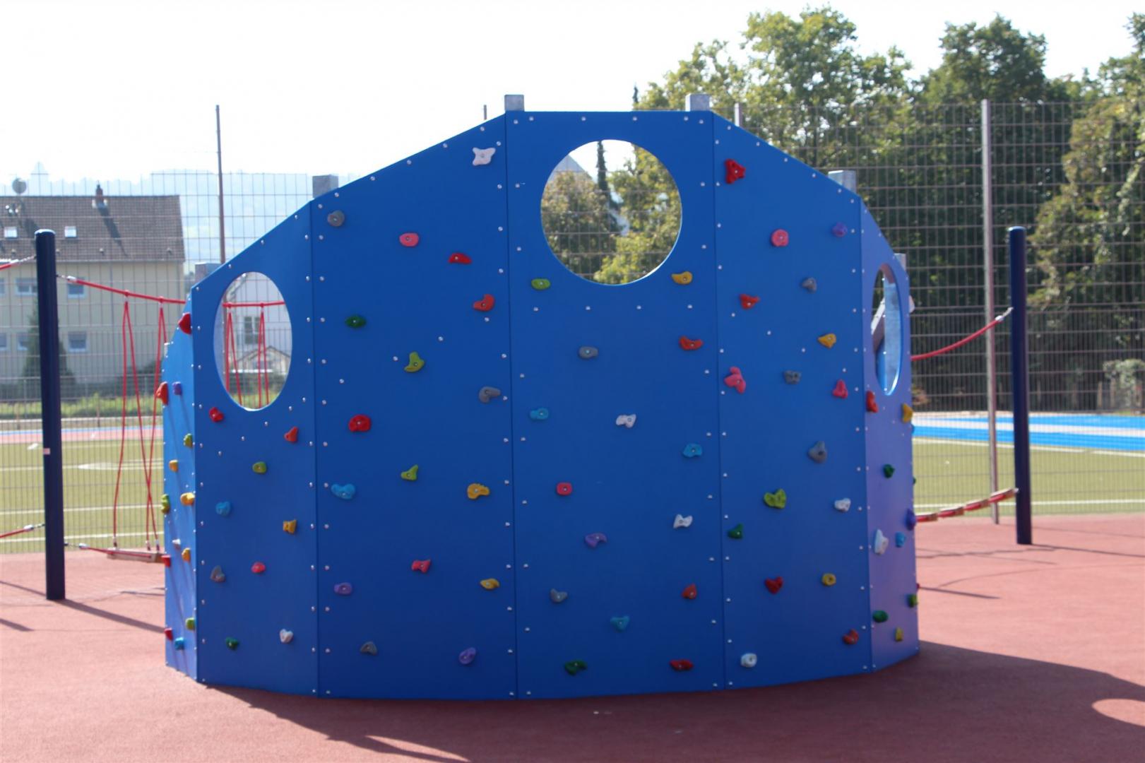 Kletterwand mit bunten Klettergriffen - hergestellt in Deutschland