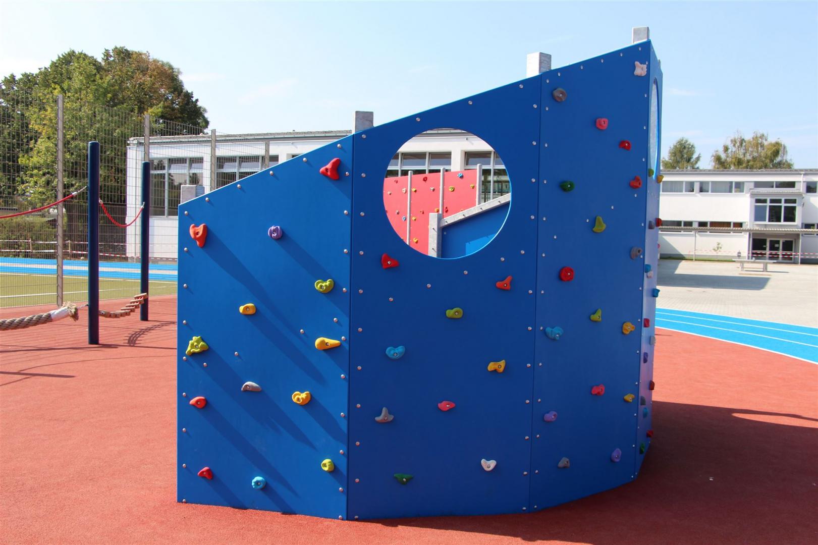 Kletterwand blau - mit passenden Klettergriffen