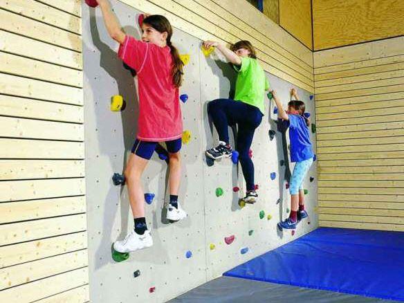Kletterwand - Boulderwand Schule - mit passenden Schul-Klettergriffen