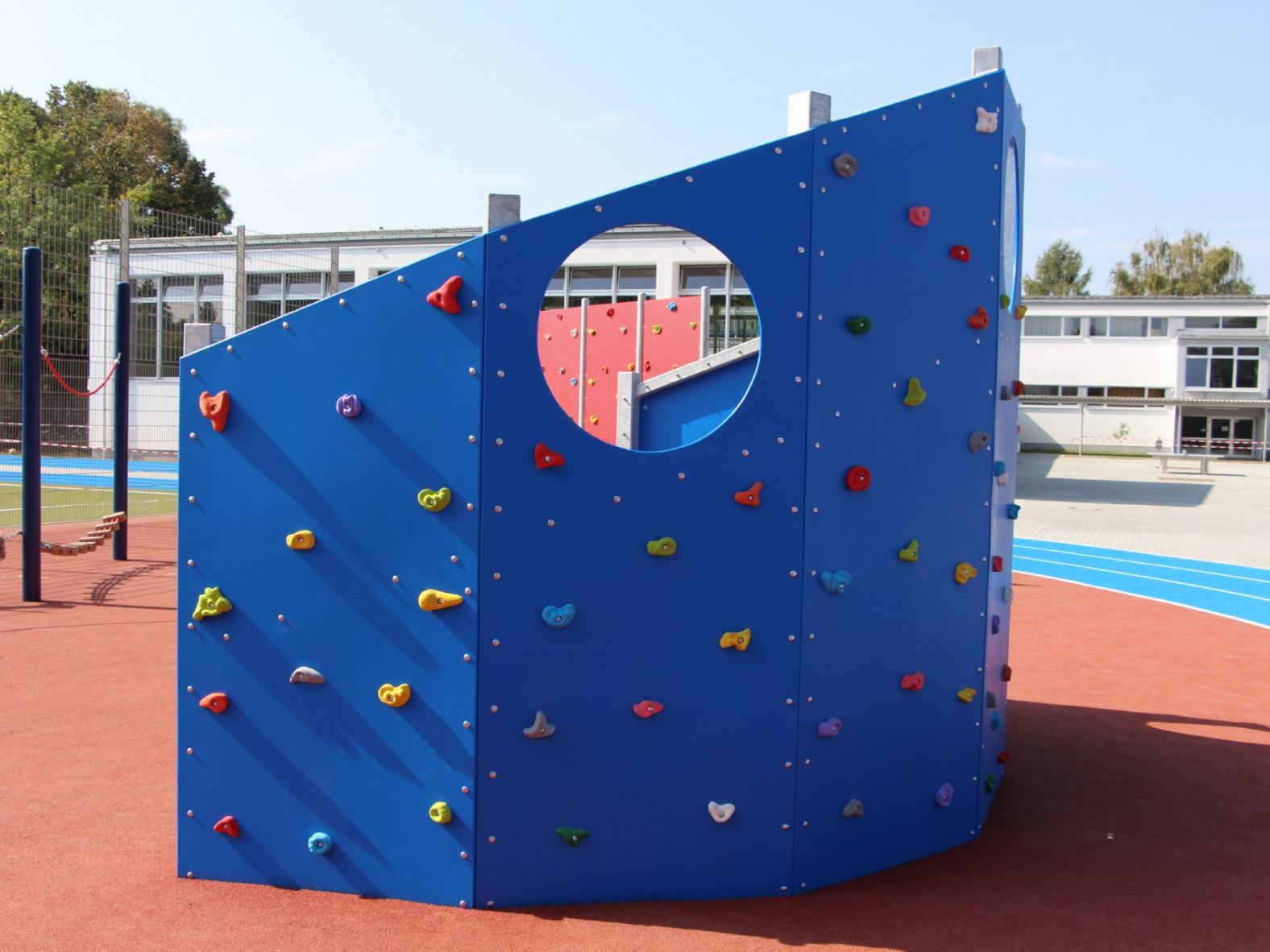 Kletterwand - Schulkletterwand - mit passenden Klettergriffen