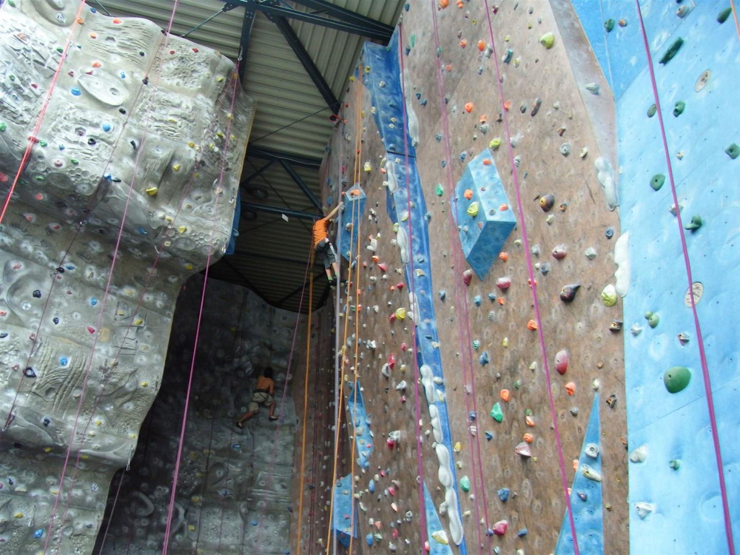 Kletterwand-Kletteranlage - mit passenden Klettergriffen