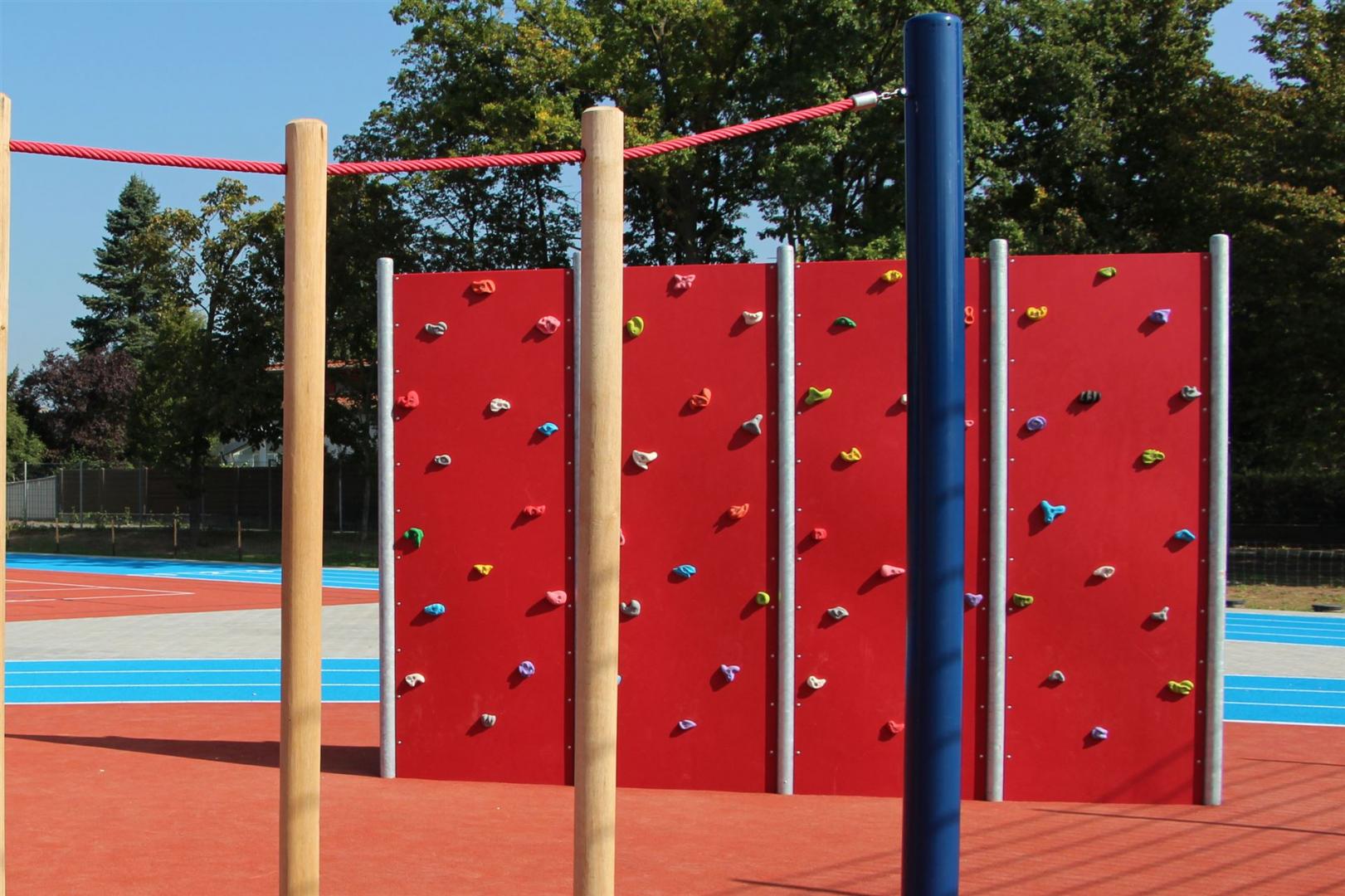 Kletterwand-rot - mit passenden Klettergriffen