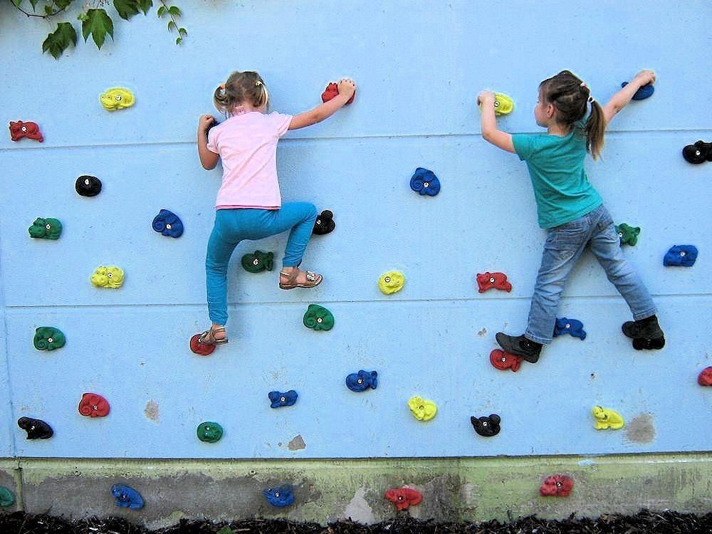 Kletterwand-Kinder 2 - mit speziellen Kinderklettergriffen - maßgeschneidert auf die besonderen ergonomischen Anforderungen von Kinderhänden. Kletterwand-Kinder 2- mit speziellen Kinderklettergriffen