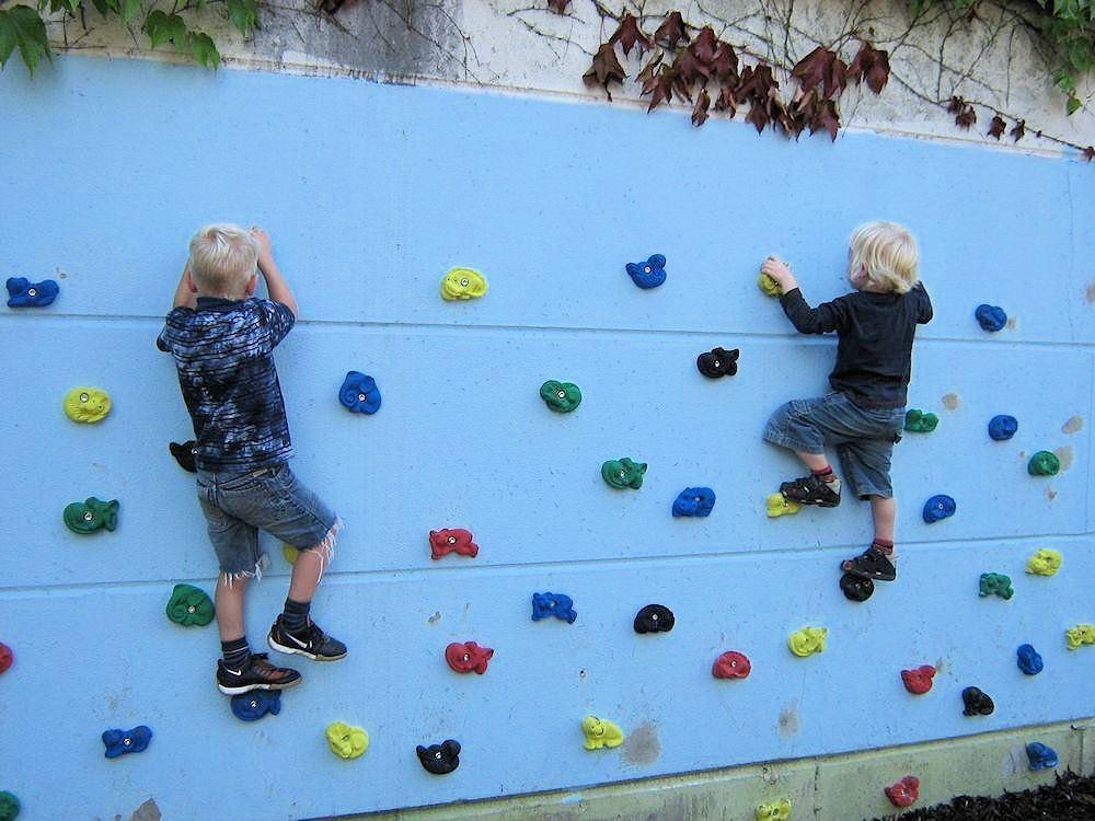 Kletterwand-Kinder 1 - mit speziellen Kinderklettergriffen - maßgeschneidert auf die besonderen ergonomischen Anforderungen von Kinderhänden. Kletterwand-Kinder 1- mit speziellen Kinderklettergriffen