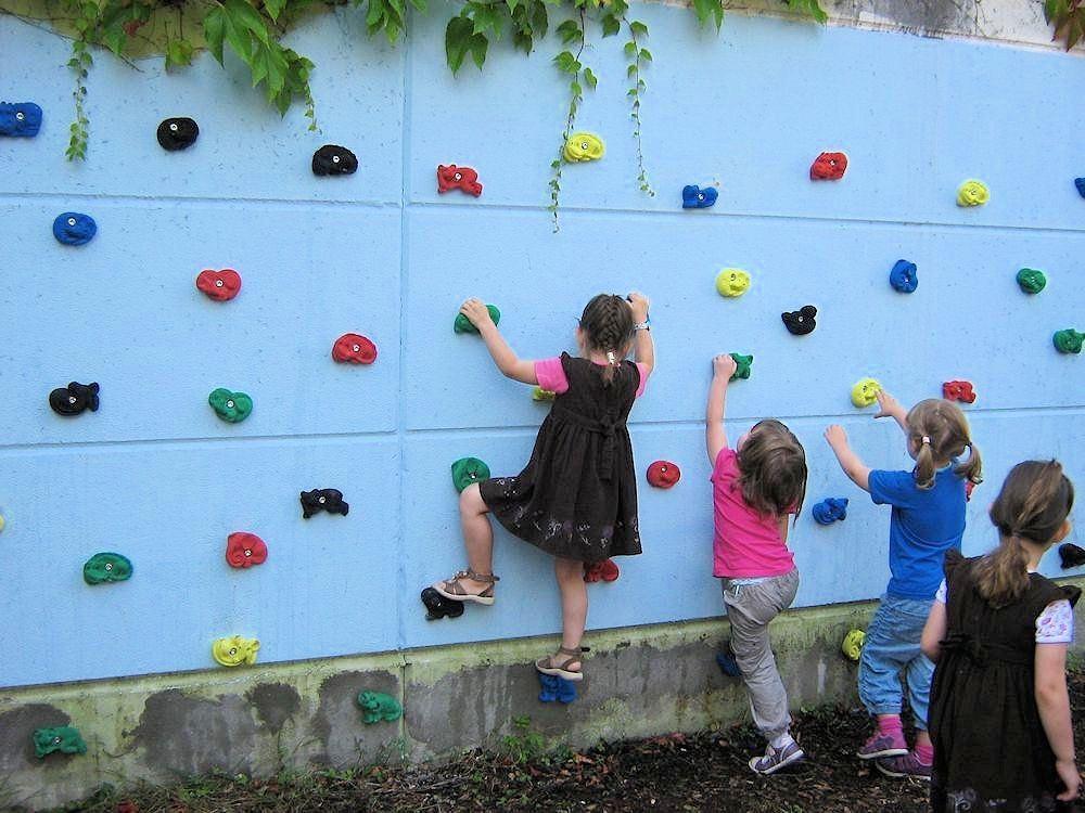 Kletterwand-Kinder 3 - mit speziellen Kinderklettergriffen - maßgeschneidert auf die besonderen ergonomischen Anforderungen von Kinderhänden. Kletterwand-Kinder 3- mit speziellen Kinderklettergriffen