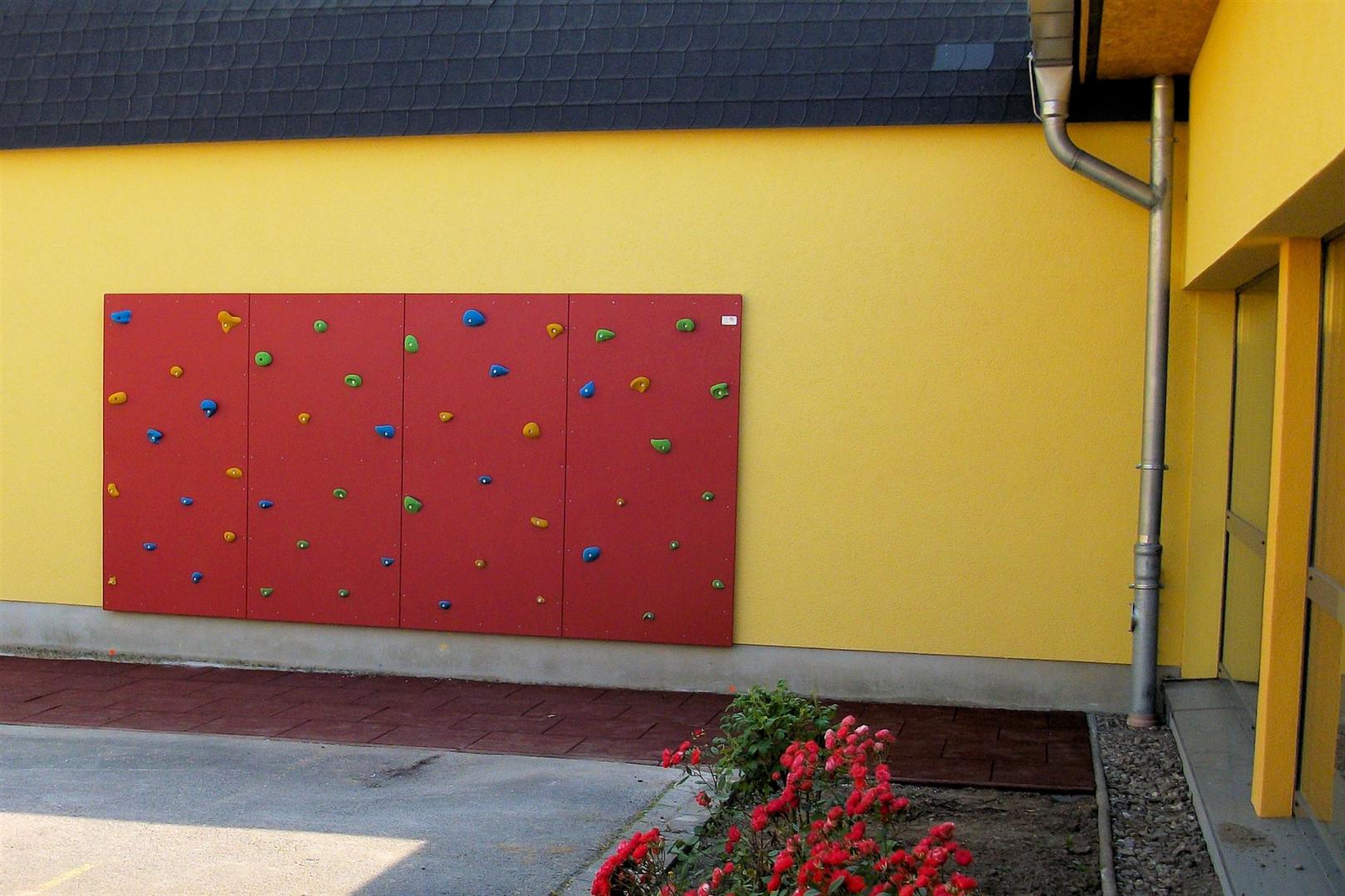 Kletterwand - mittel - mit hochwertigen Schul-Klettergriffen