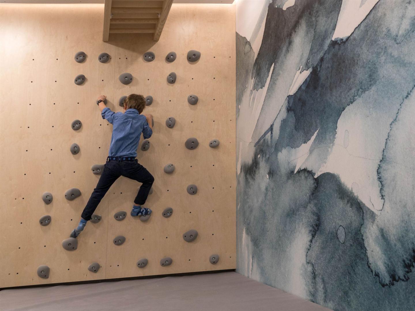 Kletterwand - mit hochwertigen Schul-Klettergriffen