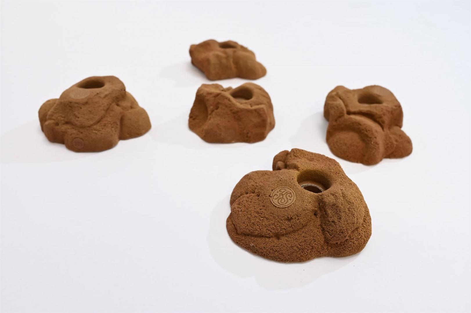 Klettergriffe-Sandstein-Luigi-braun - die Klettergriffe in Steinoptik kommen der Natur sehr nahe. Kein Griff ist nach Maß sondern hat natürlich geformte Ecken und Kanten. Klettergriffe-Sandstein-Luigi-braun - naturgetreue Klettergriffe in Steinoptik