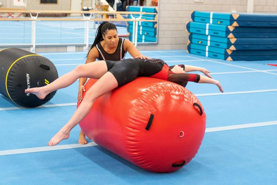 Air Roll - Übung mit Hilfestellung