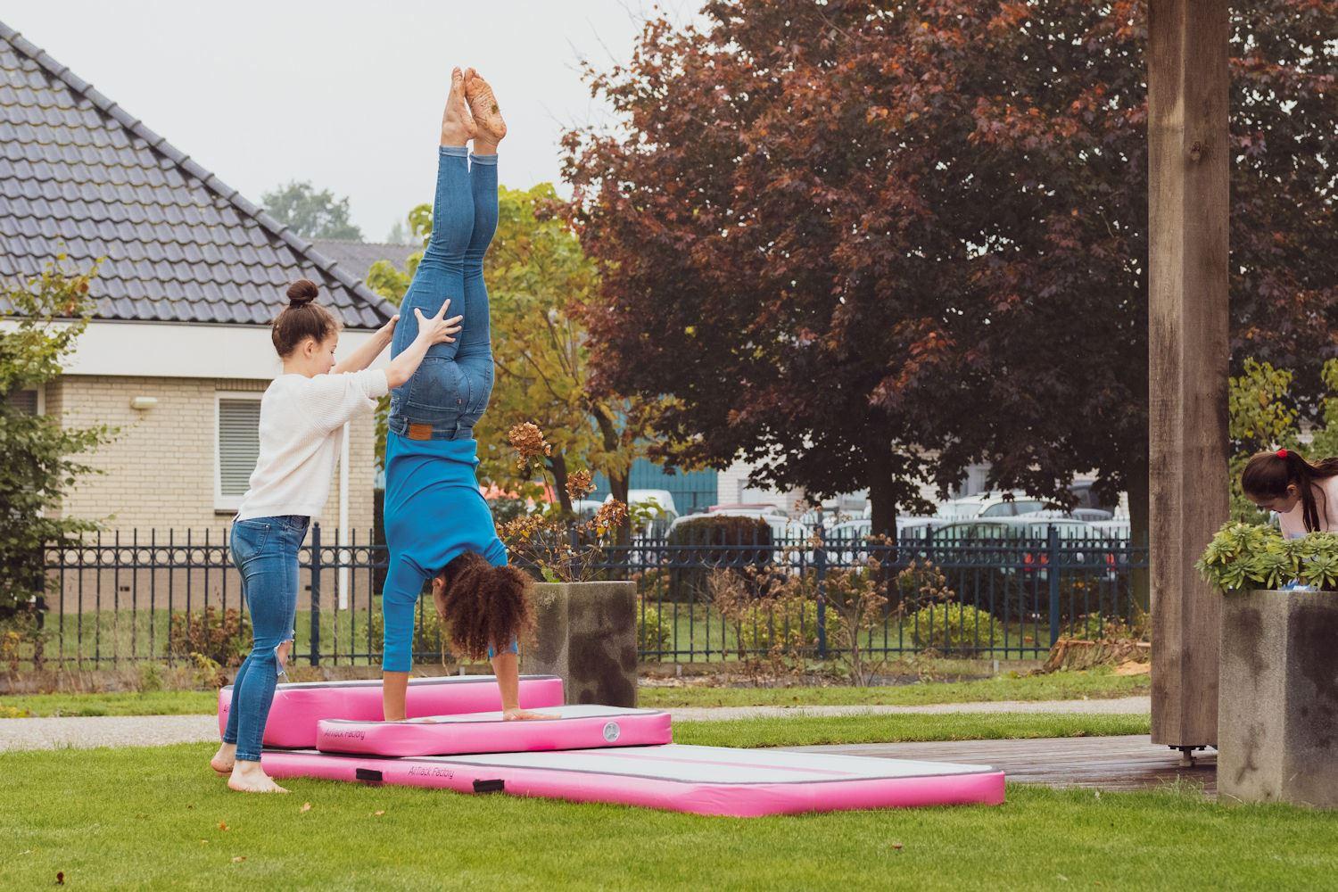 AirTrack Base-Home-Set-pink- im Garten - Die 3 m lange Air Floor TrampolinTurnmatte in Verbindung mit dem AirBlock und dem AirBoard bietet eine Vielzahl an Trainingsmöglichkeiten.  AirTrack Base-Home-Set-pink- im Garten - 3-teiliges Air Track Factory Set + Fußpumpe