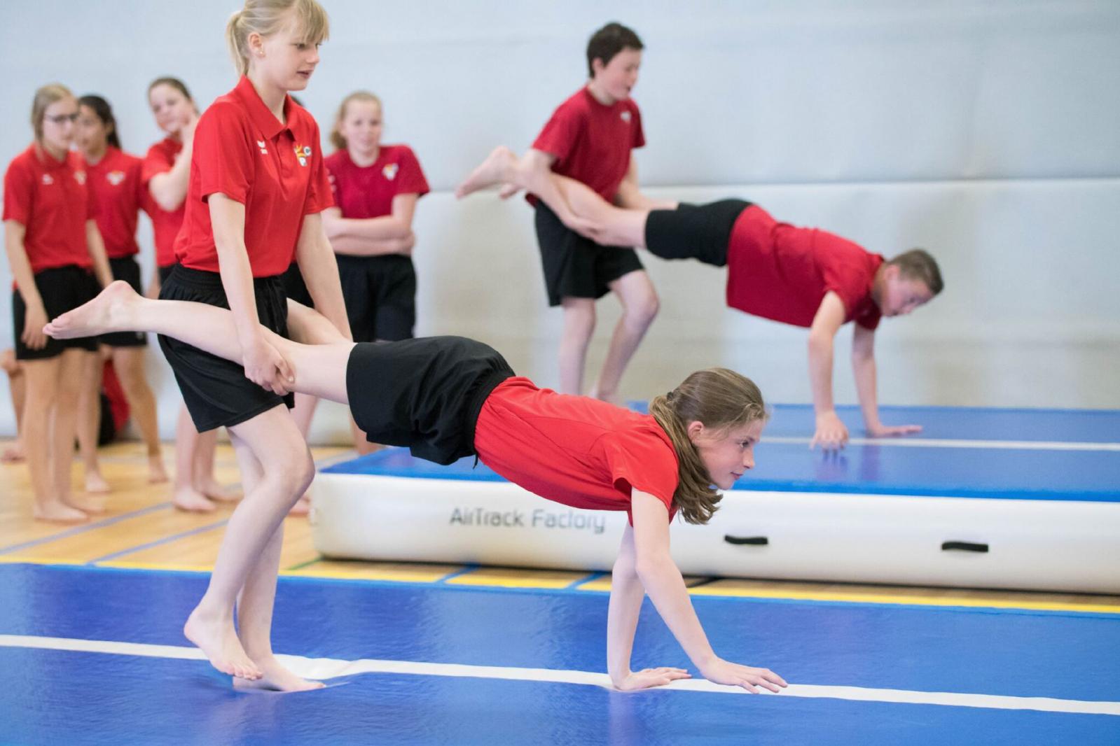 AirTrack TrampolinBahnen - Die Air Track Factory Produkte haben viele Anwendungsbereiche. Sie werden zum Toben in Kindertagesstätten genutzt, wie auch im Sportunterricht in Schule und Verein.  AirTrack TrampolinBahnen - original Airtrack Factory