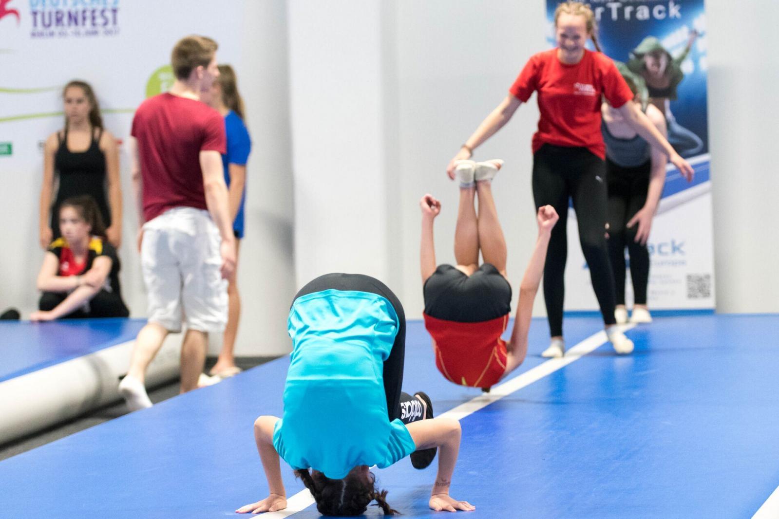 AirTrack TrampolinBahn im Sportunterricht - Die Air Track Factory Produkte haben viele Anwendungsbereiche. Sie werden zum Toben in Kindertagesstätten genutzt, wie auch im Sportunterricht und im Verein AirTrack TrampolinBahn im Sportunterricht - original Airtrack Factory