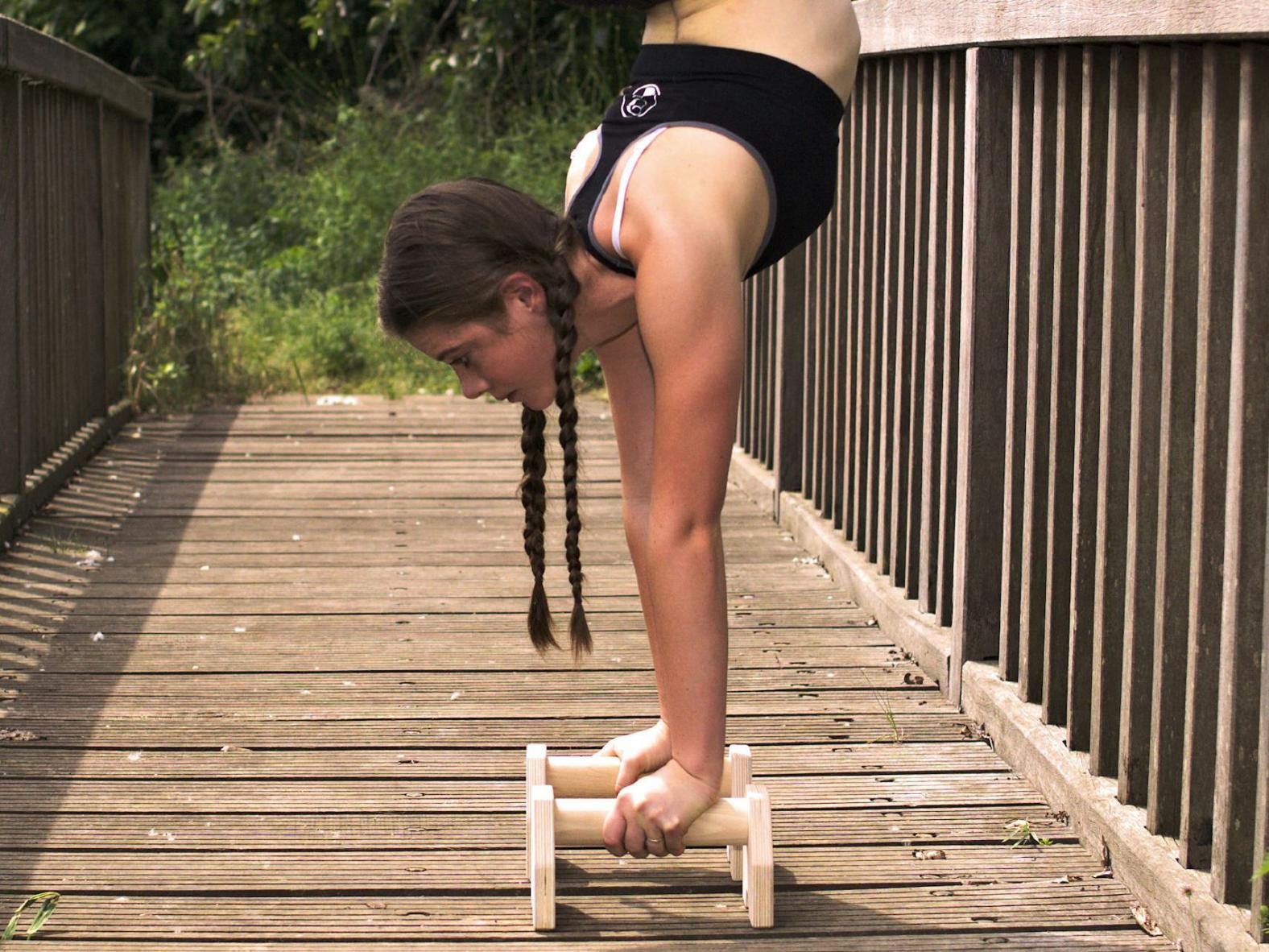 Parallettes-Übung - Outdoor mit Handstandklötze 