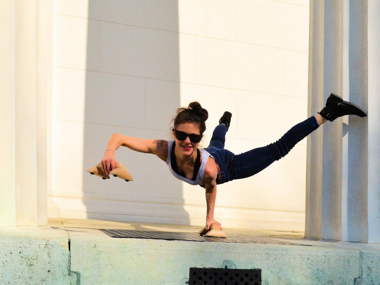 Handstandklötze - Parallettes BASE - Übung mit einer Hand