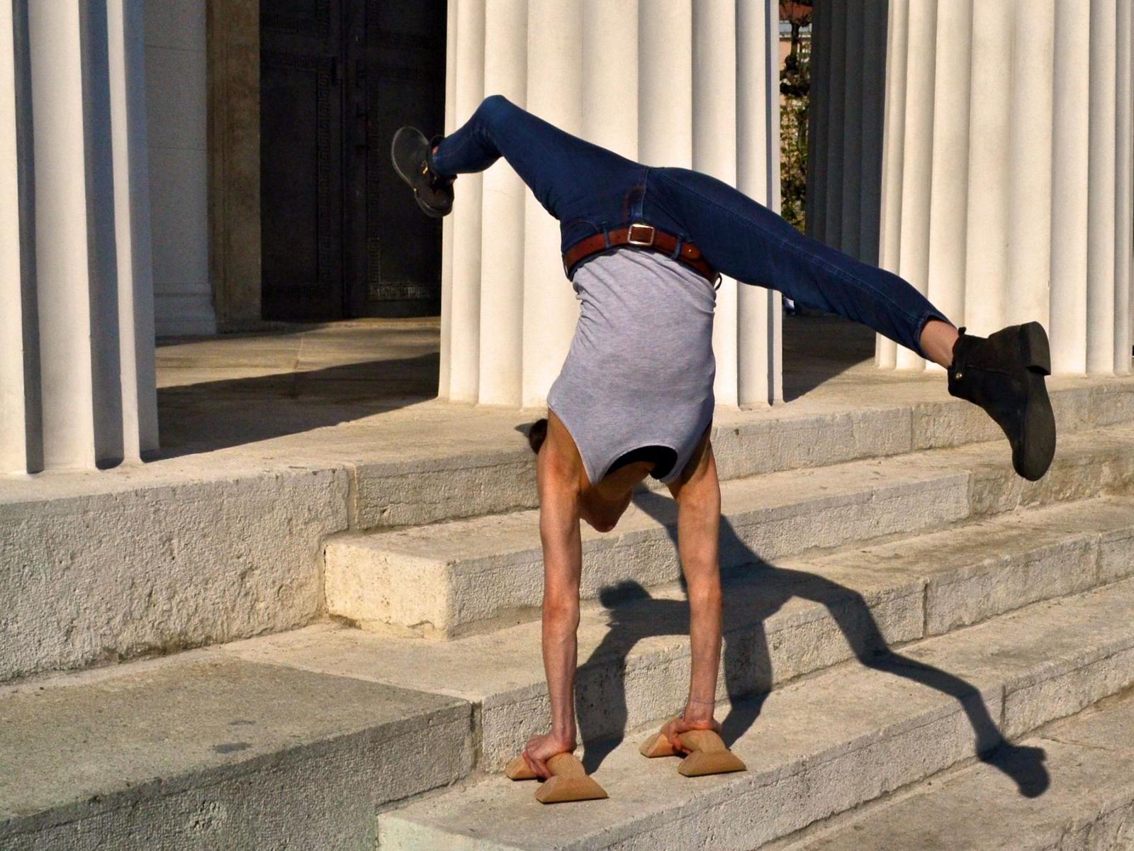 Handstandklötze - Parallettes BASE - Übung auf Treppe