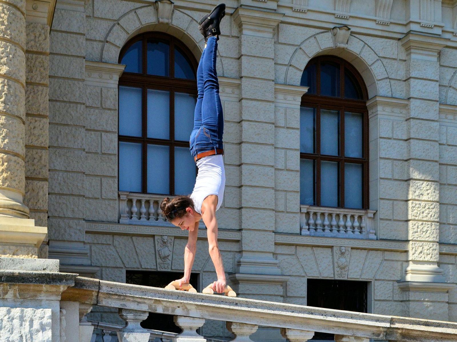 Handstandklötze - Parallettes BASE - Übung auf einem Geländer