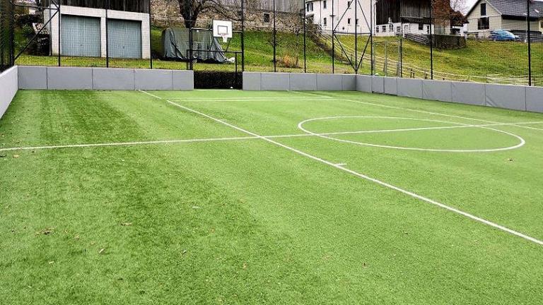 Prallschutz - Fertigstellung auf einem Sportplatz