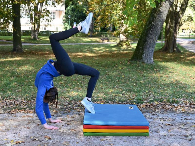 Faltmatte-farbig-outdoor - die einzelnen Elemente der Turnmatte können zusammengeklappt werden