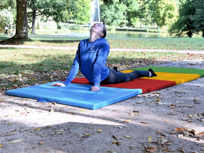 Faltmatte-farbig - die einzelnen Elemente der Turnmatte können zusammengeklappt werden