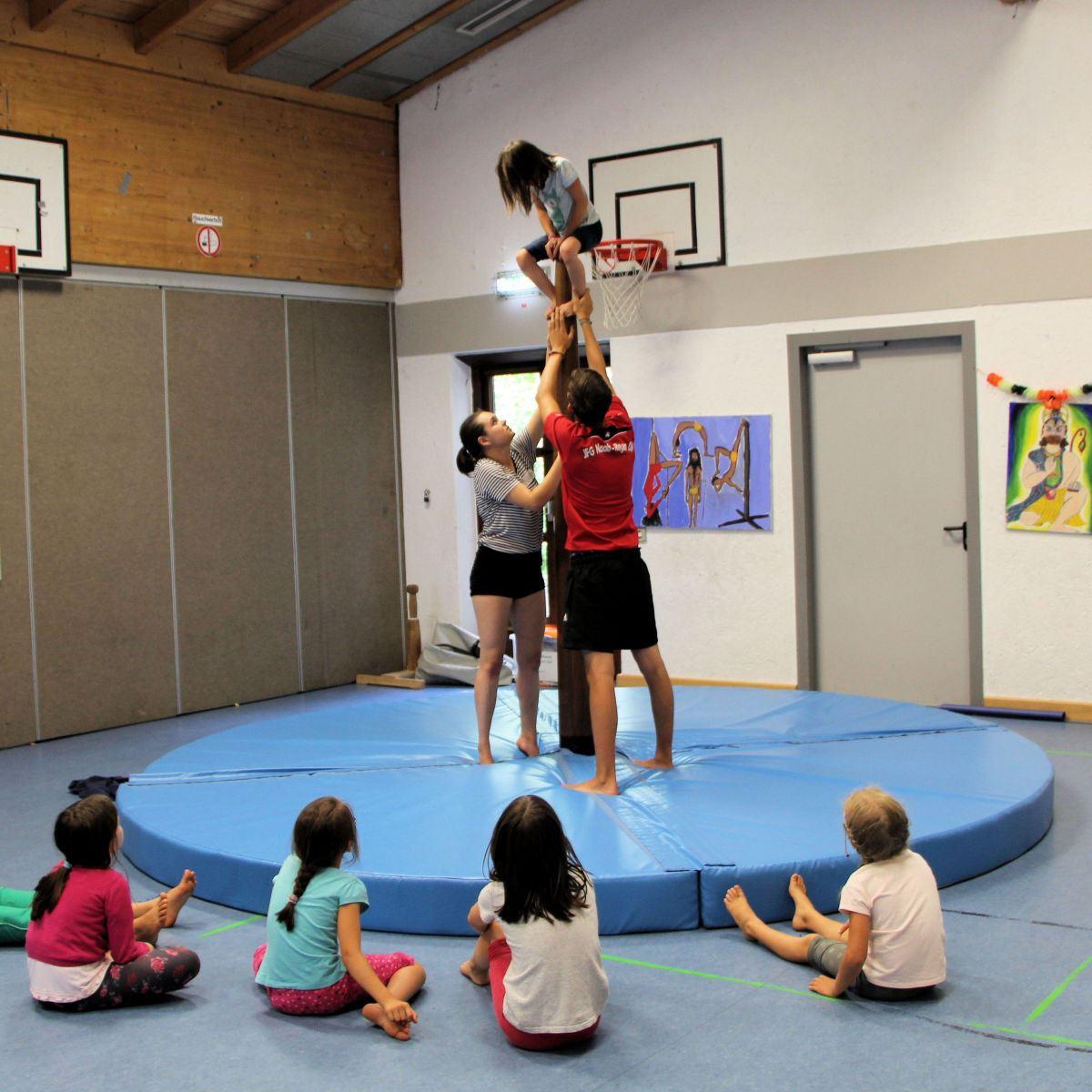 Weichbodenmatte rund beim Kinderturnen - - aufgeteilt in 4 Viertelkreise - in Sonderausführung