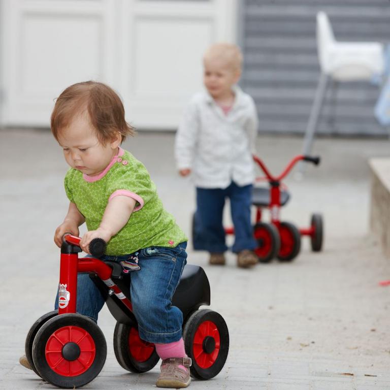Mini Rutsch Safety Scooter in Aktion - Serie MINI Winther Viking (1-4 Jahre)